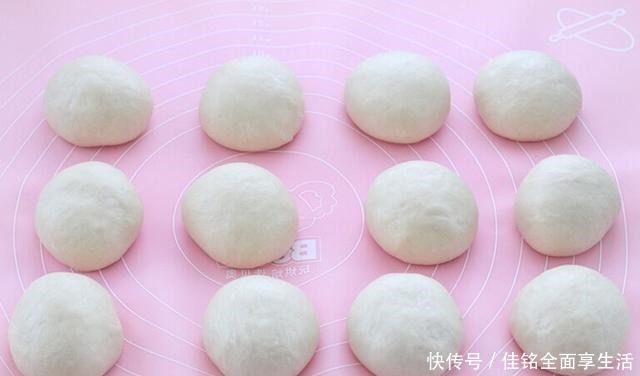 面包|做面包用中种法,出膜快细腻拉丝,既当早餐又是零食,出炉遭哄抢