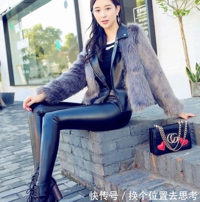 大长腿 简约时尚的黑色皮裤,显得美女千娇百媚楚楚动人!