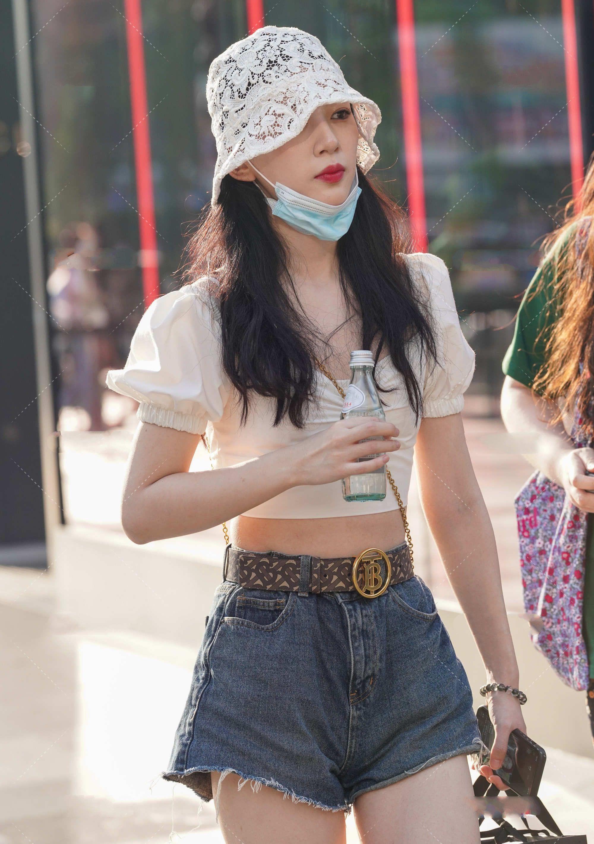 泡泡袖|泡泡袖上衣搭配牛仔短裤，独特设计的镂空帽，韩范儿十足超有气质