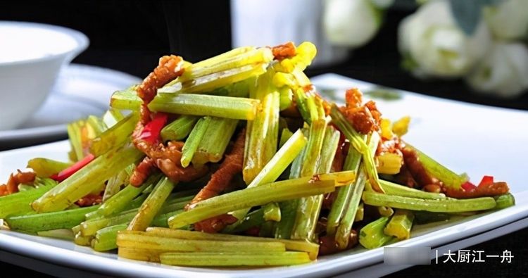 芹菜炒肉怎样做，芹菜脆嫩肉丝不柴呢？原来正确的做法是这样的