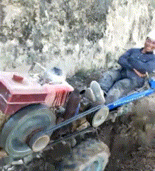 |搞笑GIF:事实告诉我们,千万别惹女人,我就想知道妹子脚痛吗?