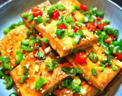 小心翼翼|煎豆腐时,别直接下油锅掌握这个诀窍,豆腐不碎不粘锅,还入味