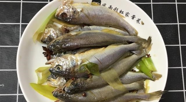 炸小黄花鱼想要金黄酥脆,试试老阿姨的这种做法,简单实用