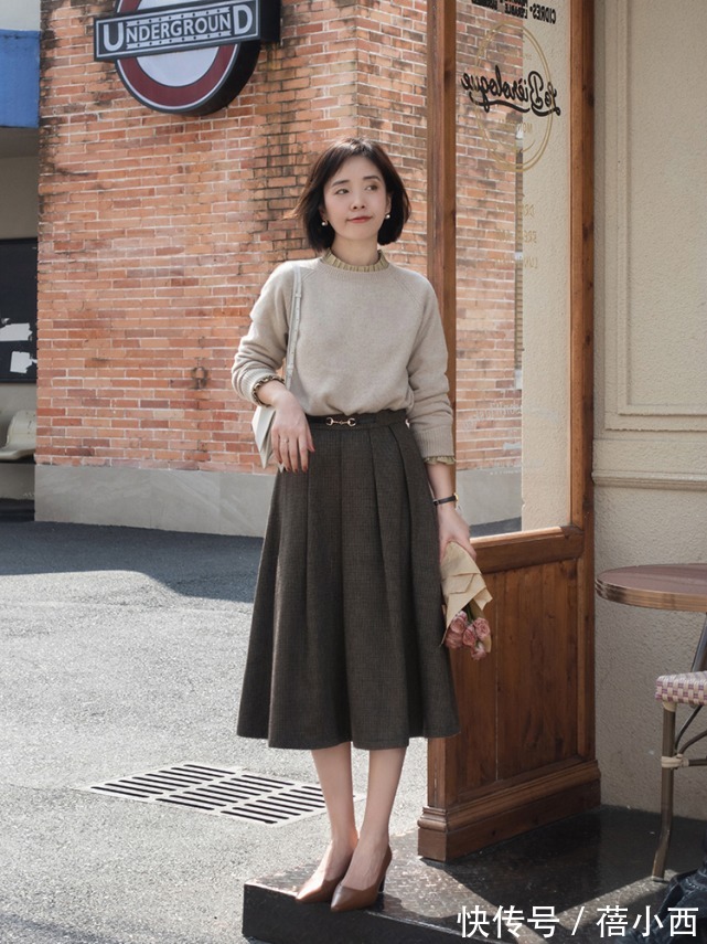 搭配|今年建议多穿“半身裙”，搭配针织衫、西装、大衣，保暖又时髦