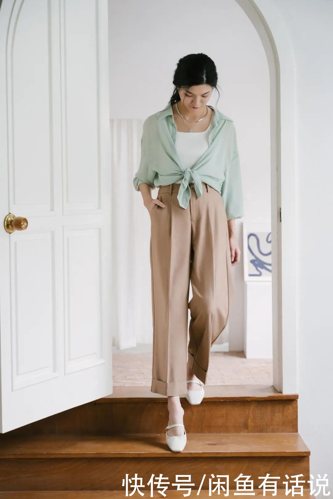 防晒衣已经过时了，今年流行“透视衫+阔腿裤”，时髦显瘦还清凉