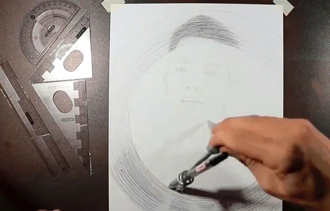 走神儿@美术生上课走神儿,居然用圆规画圈圈,最终画出完美人像