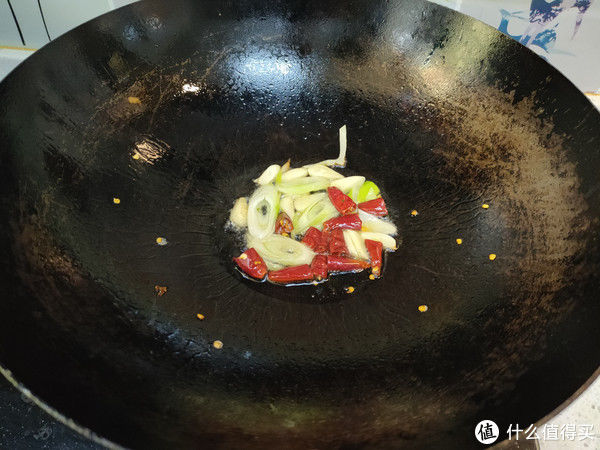 大厨教你一招炒包菜，脆爽入味特好吃