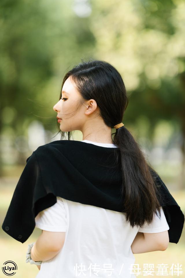 今秋薄外套里穿什么这件内搭洋气炸了!