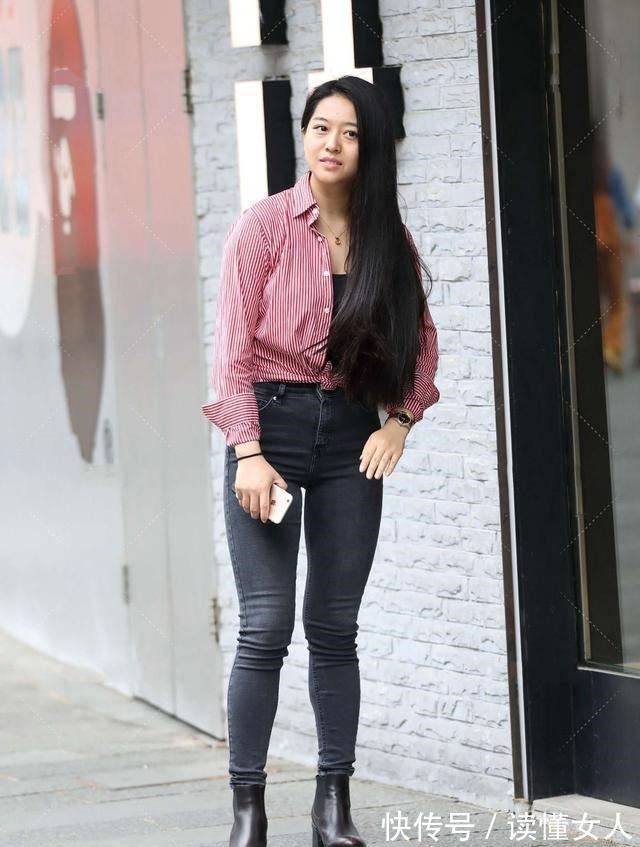 小姐姐 格纹图案中长款衬衫搭配黑色弹力小脚裤,休闲时尚,多样又百变!