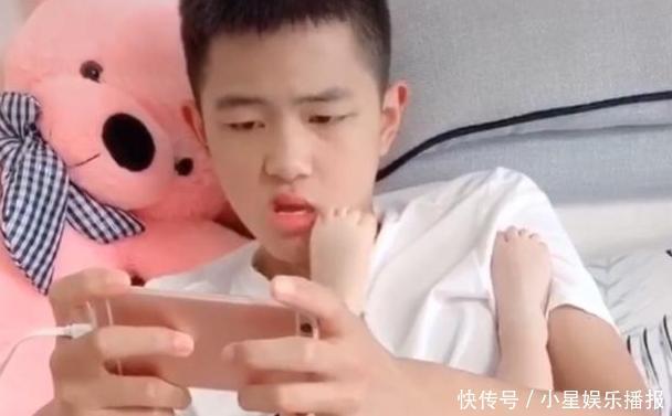 嫌弃|妹妹将小脚塞进哥哥嘴里,哥哥满脸嫌弃,却不敢轻易发火