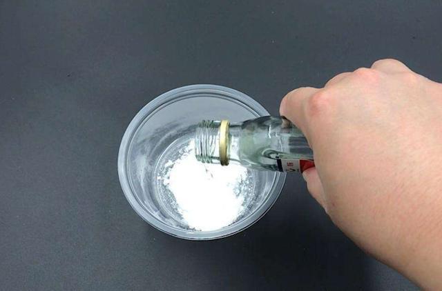 羽绒服 冬天洗羽绒服时,只需在水里加勺“它”,洗完跟新买的一样!