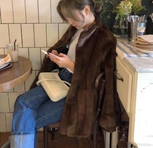 冬天穿衣别凑合，抗风御寒的毛绒单品要会选，时髦实用两不误