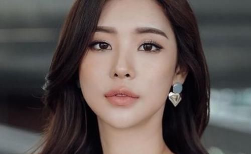 小姐姐 时尚显身材的吊带,搭配长裙, 展现美好女性魅力!