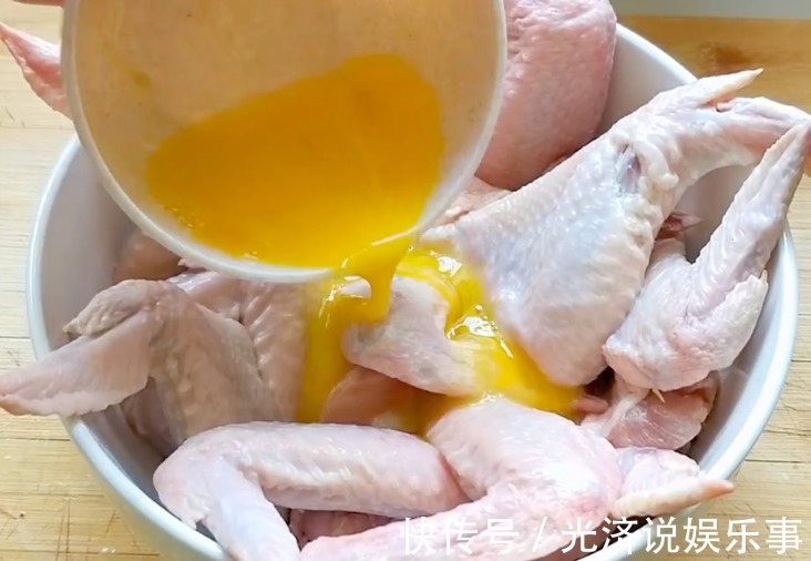 新吃法|1分钟学会鸡翅新吃法,外酥里嫩,肉嫩多汁,端上桌大家抢着吃