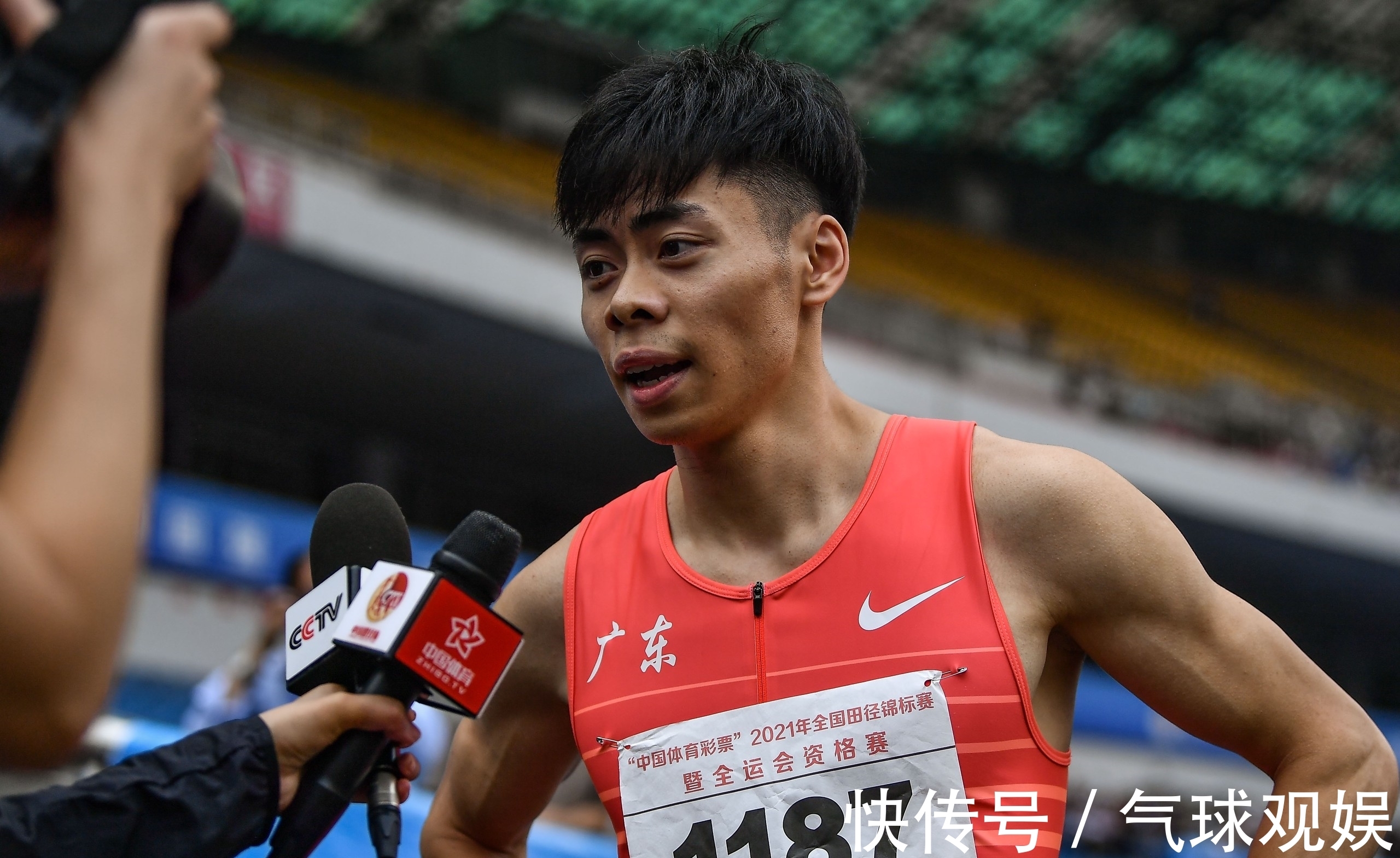 现场|百米短跑战胜老大哥!00后陈冠锋,苏