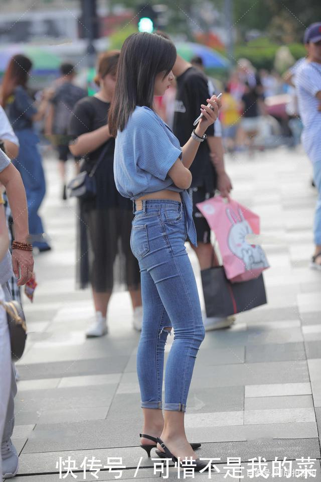 V领露脐蝴蝶结短袖搭高腰紧身牛仔裤,性感时尚,显瘦显高