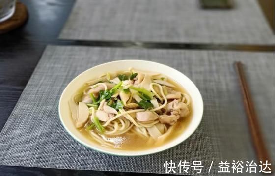 中老年人的最佳晚餐，一炒一煮几分钟就上桌，味道鲜美又便宜