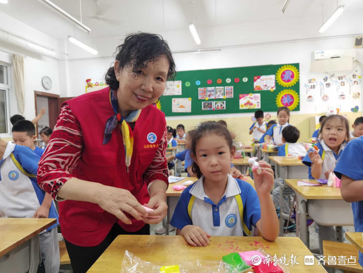 趣课堂！济南一小学的孩子们学剪纸、捏面塑，喜迎中秋节|情报站| 面塑