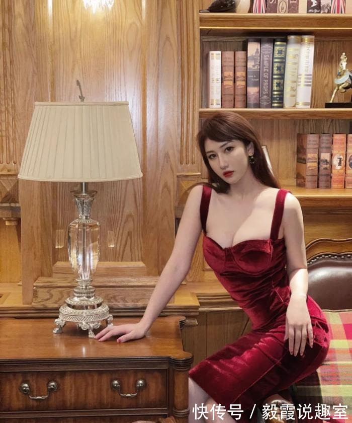 高跟鞋|成熟女人穿搭丝绒裙,颜色和版型挑选好,也可以穿出性感的优雅美