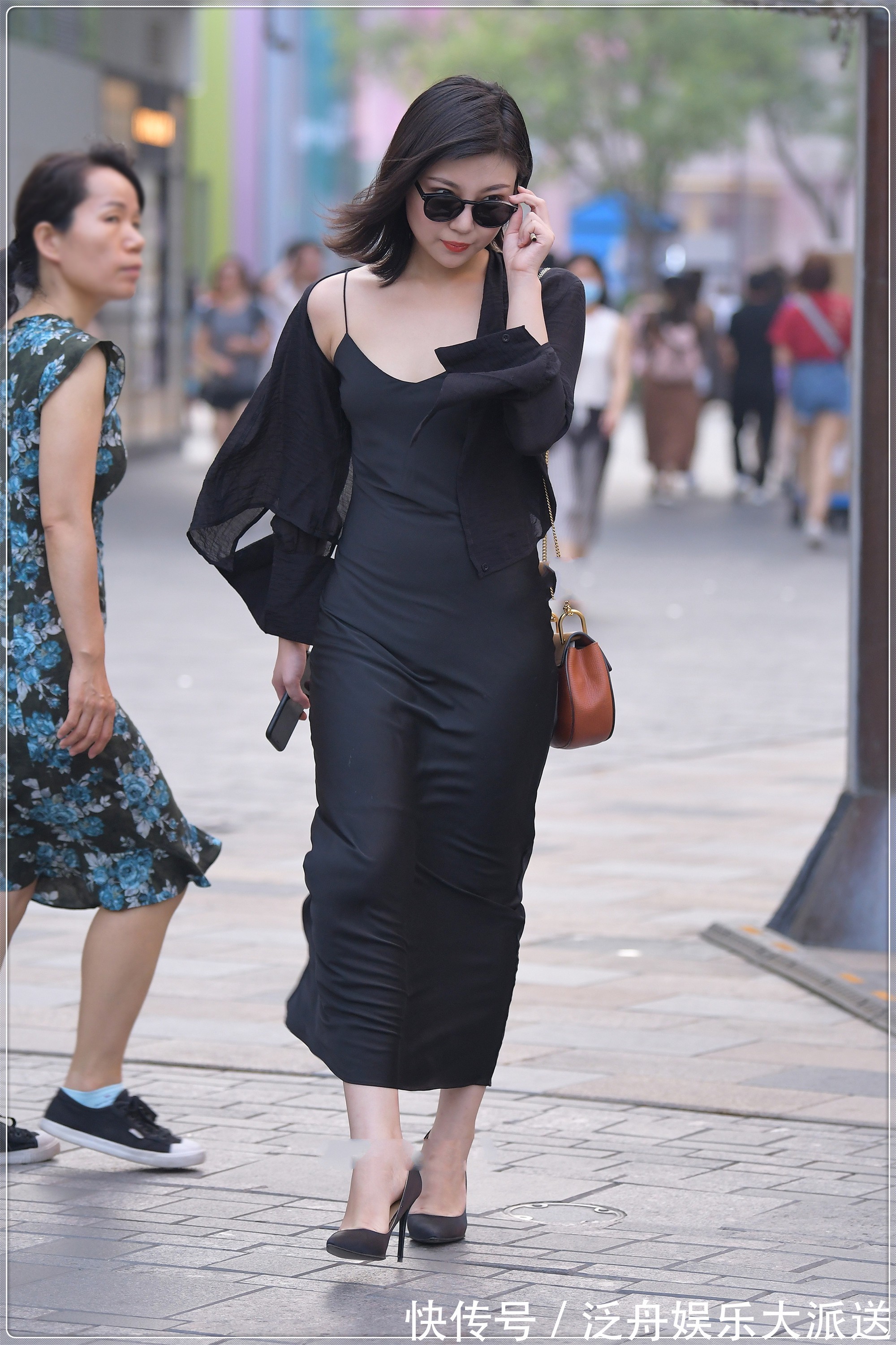 姑娘 黑色真丝吊带裙子搭配橘红色链条包,大气端庄,精致时尚