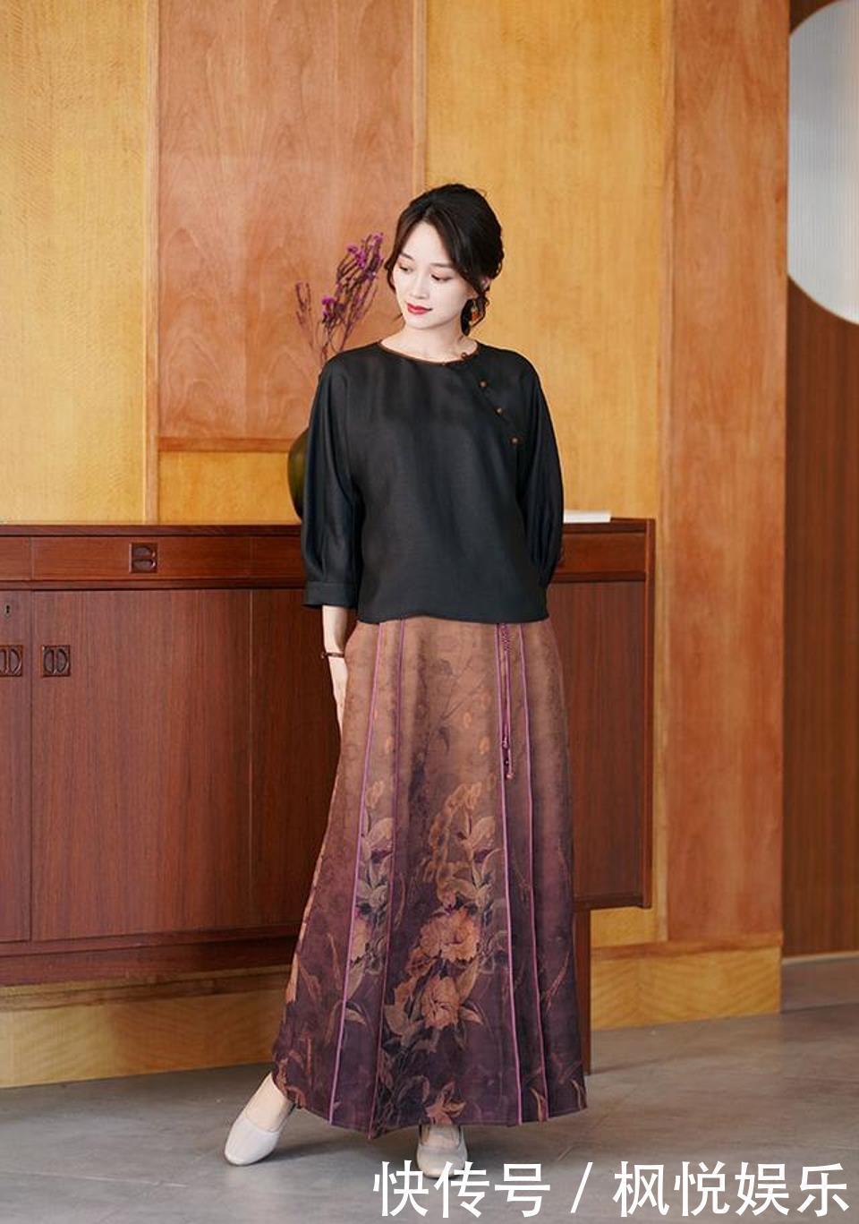 小姐姐身材丰盈且性感,选择深V款碎花裙,很抢眼