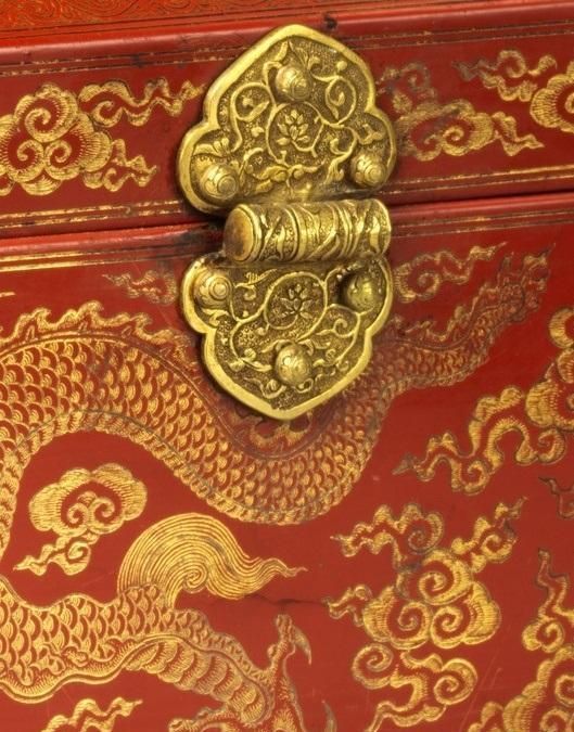 明永乐年间的古董经匣,红漆底戗金龙纹,属于皇室一级宝贝