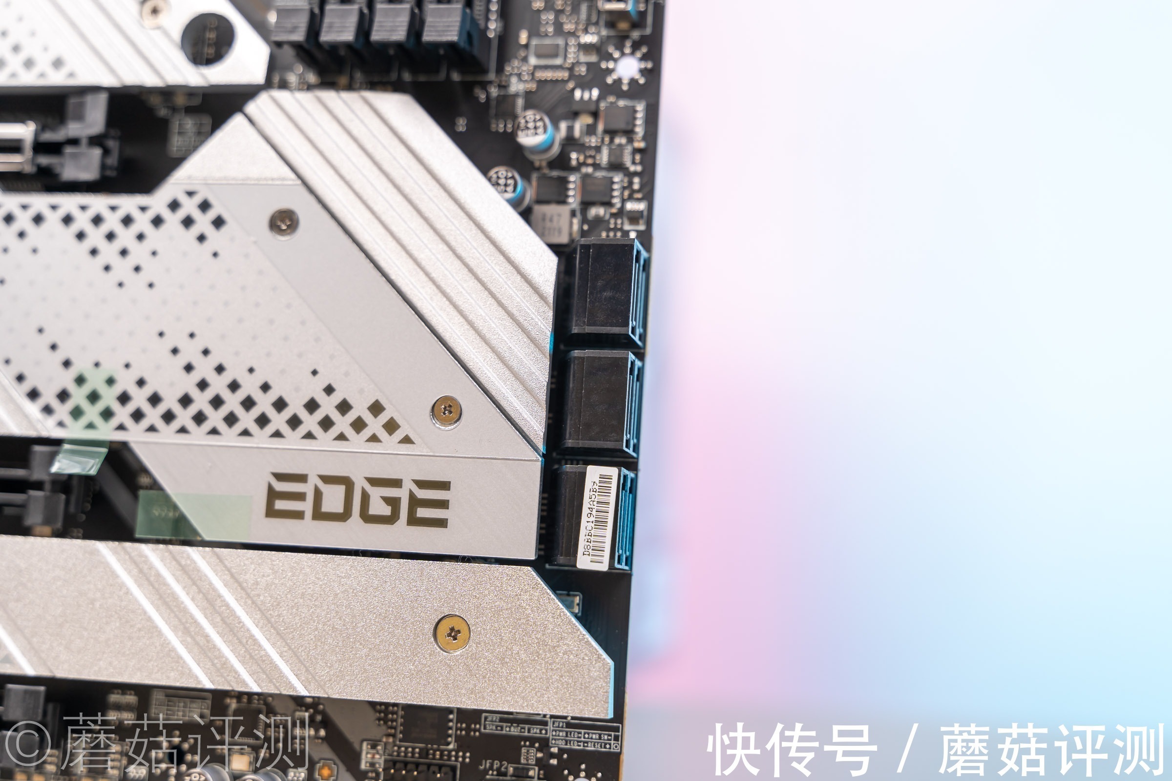 钛主板|颜值用料两手抓、微星MPG Z690 EDGE TI DDR4刀锋钛主板 评测