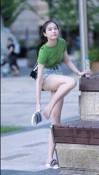 |笑话:别傻了,这么热的天外面怎么可能有人