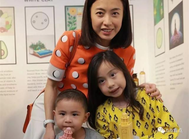 甘比长女晒奢侈品，13岁烫发美甲打扮成熟，与吕丽君女儿大不同