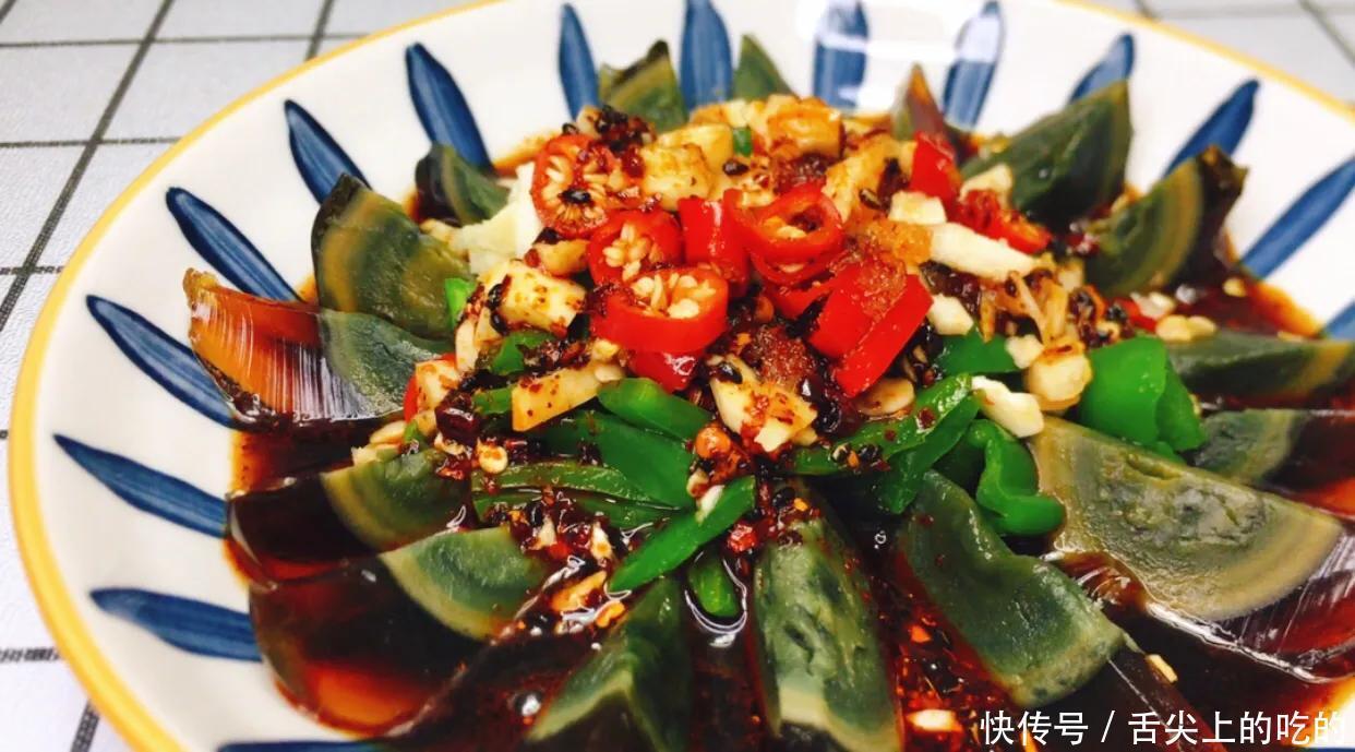 凉拌青椒皮蛋最简单的家常做法,皮蛋入味滑嫩爽口,一上桌就吃光