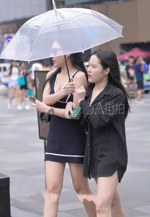 路人街拍既没下雨又不防晒的透明伞,美女身材抢眼心思难猜啊