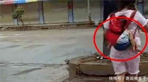 手机|一女子低走看手机,背后的宝宝哭闹不止,看到孩子姿势全网谴责