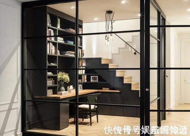灰尘|楼梯下空着,如今越来越多人都直接改成书房,不要1㎡却实用多了