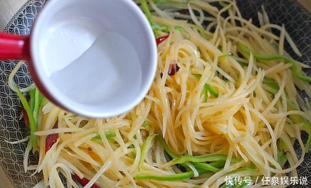 不粘锅|炒土豆丝前,用水冲洗是错的!老厨师教您一招,土豆丝爽口不粘锅