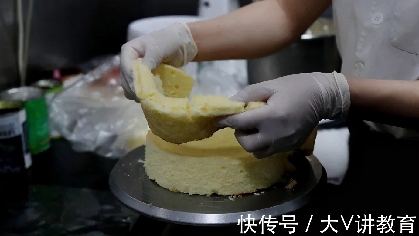 妈妈|家长买“边角料”给孩子吃,引发众人指责,穷父母只能养出自卑娃