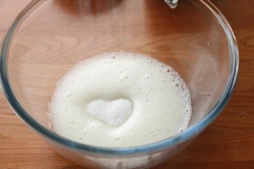 奶油|戚风纸杯蛋糕，不开裂不回缩，挤上入口即化的奶油，颜值高又好吃