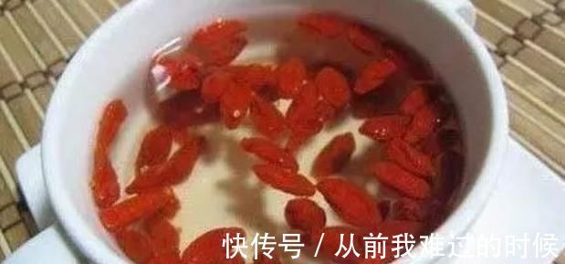 山楂枸杞|原来枸杞不能随便泡水喝，4种情况下，相当于给身体喂毒，要记牢