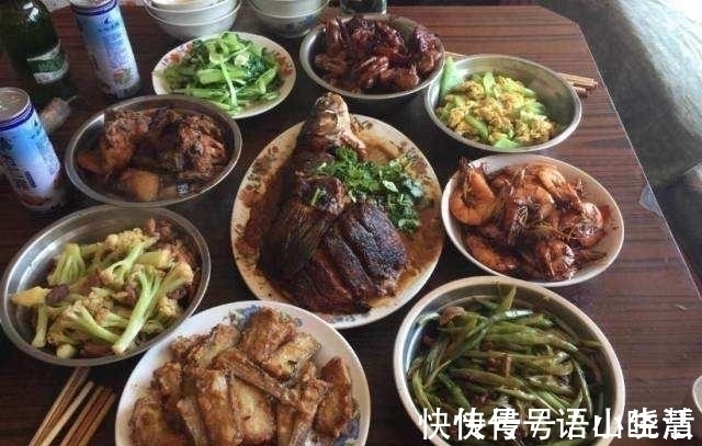 除夕年夜饭,每家每户都不一样,看到这10桌年夜饭,您符合那个?