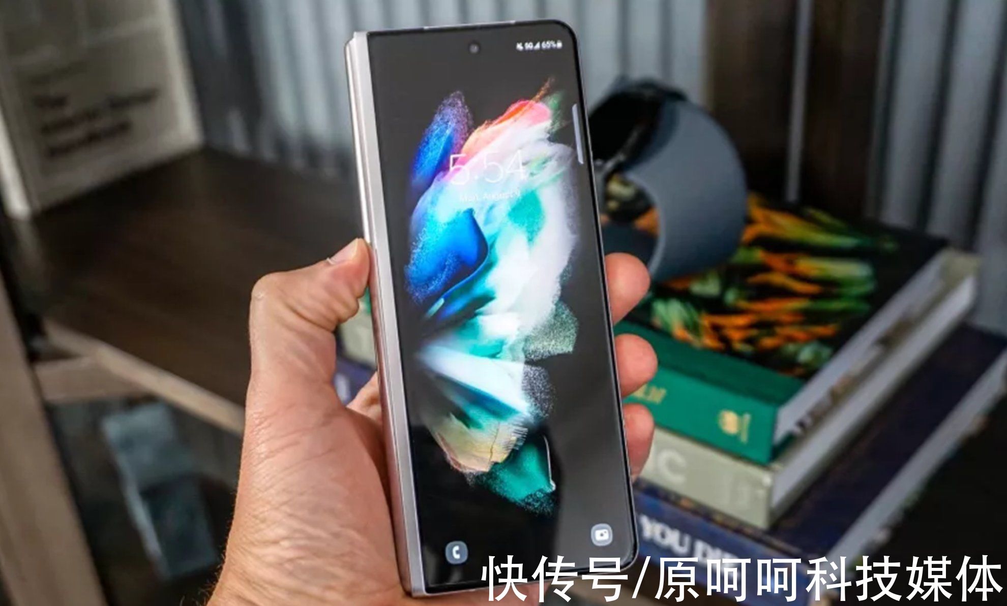 三星|巅峰！三星 Galaxy Z Fold 3评测：首款IPx8级防水折叠屏｜华为怕吗？