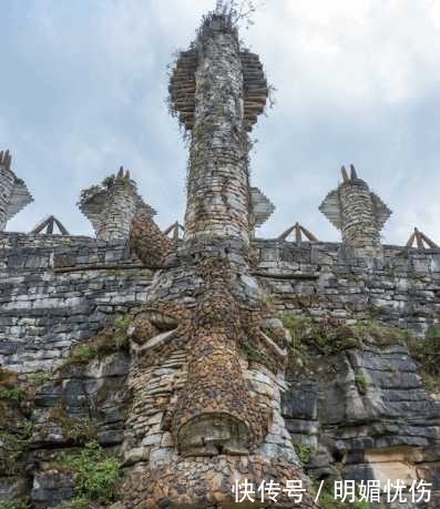 七旬老人花20年打造一座石头城堡,重现古夜郎国