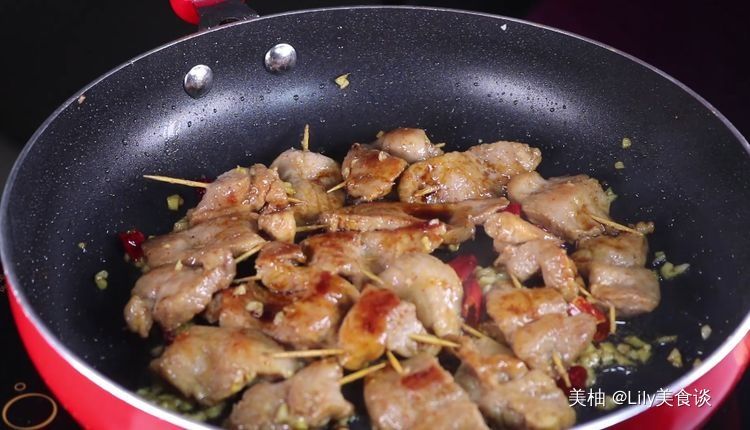 用平底锅做的牙签烤肉串，拿来当零食或者宵夜下酒菜味道杠杆的！