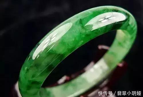 翡翠戴久了变黑是肿么了，揭秘！