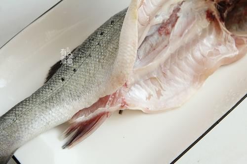 正确|清蒸鱼，放盐和生抽都不对！厨师：教你正确做法，鱼肉鲜嫩无腥味