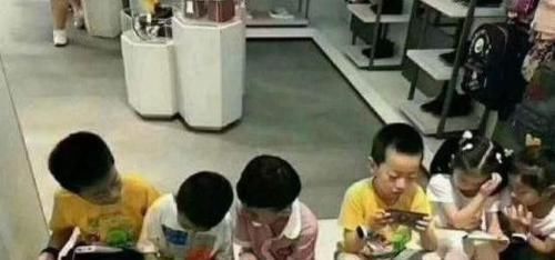 手机游戏|当代中国父母还在纵容孩子玩手机时,国外却公布了这么一条消息