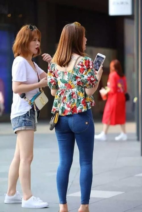 好身材|穿衣搭配紧身牛仔裤，美女秀出好身材，满满的女人味！