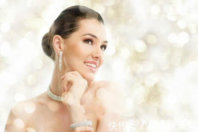 手镯 女人戴手镯还是手表好看三个理由告诉你,别再戴错让人笑话