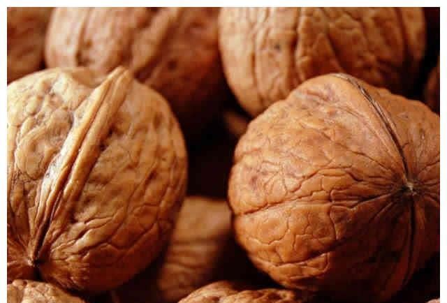 须发|核桃配一宝,肾体强失眠跑了,白发变黑发,男女老少皆可食用