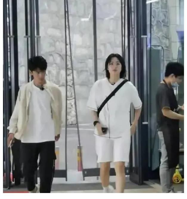 姚安娜比丁|二公主姚安娜最新路透，生圖顏值超抗打，跟丁真站一起竟比他還高