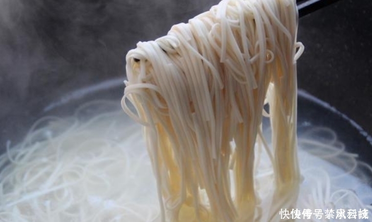 煮面条时,水开下锅就错了面馆老板教您几招,面条爽滑又筋道