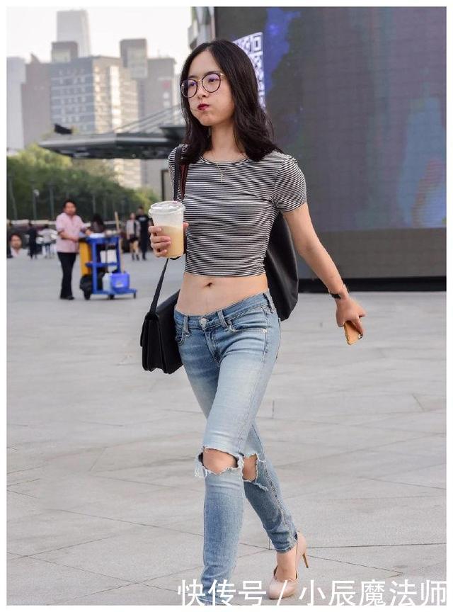 街头美女的“白色系”穿搭,穿出“复古风”,秀出不一样的气质